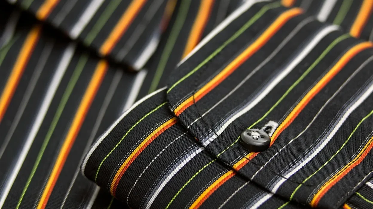 Guide to removing coffee, wine, and grease stains from cotton, silk, and polyester fabrics.