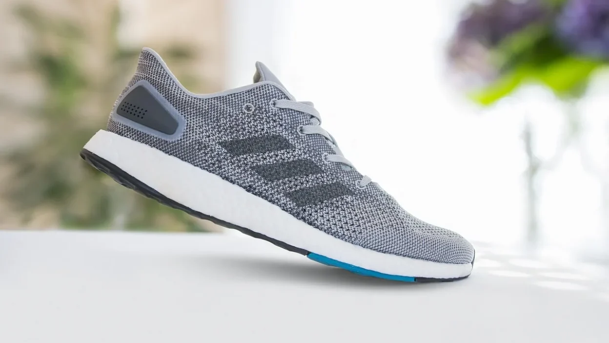 Guide to removing stains from mesh, canvas, leather, and suede sneakers with cleaning supplies